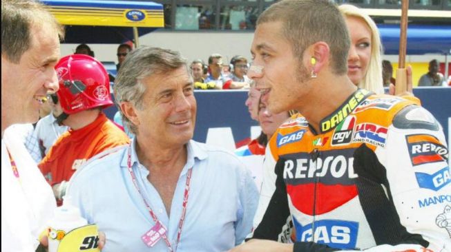 Giacomo Agostini bersama Valentino Rossi muda (Crash.net)