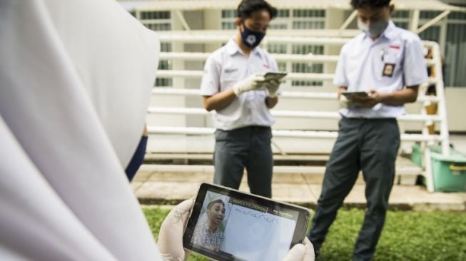 Kuota internet belajar dari Kemendikbudristek akan mulai disalurkan pada 11 September 2021. Foto: Sejumlah pelajar SMA sedang menonton video edukasi di ponsel pintar. [Antara]