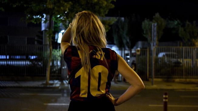 Fans Barcelona berkumpul di luar Camp Nou, Barcelona, Spanyol, Kamis (5/8). [Foto AFP]
