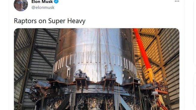 Raptor yang ditempatkan di Superheavy, unggahan Elon Musk awal pekan Agustus [Twitter @elonmusk].