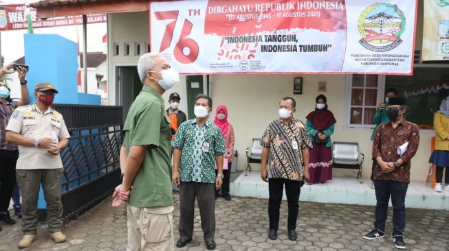 Gubernur Jawa Tengah Ganjar Pranowo melihat penerapan program Jogo Tonggo dan penyerapan dana desa untuk penanggulangan Covid-19 di Desa Karangnangka, Kedungbanteng, Purwokerto, Jumat (6/8/2021). [Dok Pemprov Jateng]