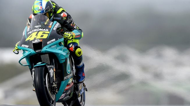 Pembalap Petronas Yamaha SRT asal Italia Valentino Rossi melakukan sesi latihan bebas ketiga Grand Prix Moto GP Prancis di Le Mans, barat laut Prancis, pada 15 Mei, 2021