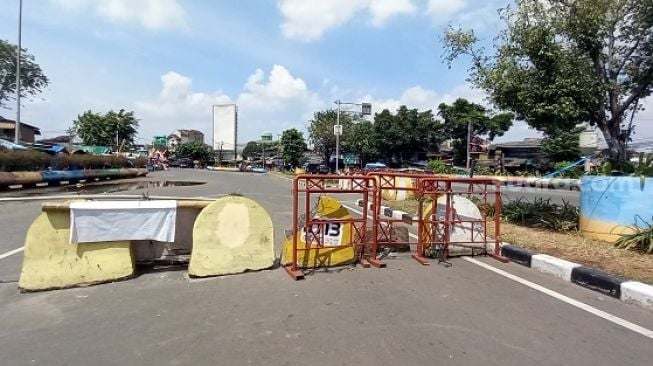 Kondisi pos penyekatan di Kemayoran yang dipakai anak-anak untuk melakukan pungli kepada pengendara. (Suara.com/Arga)