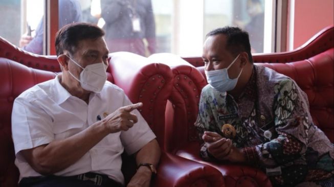 Menteri Koordinasi bidang Kemaritiman dan Investasi (Menko Marves) Luhut Binsar Pandjaitan meninjau lokasi isolasi terpusat (isoter) serta sentra vaksinasi di Jawa Tengah dan Daerah Istimewa Yogyakarta (DIY), Jumat (6/8/2021). (Dok. Birokom Kemenko Marves).