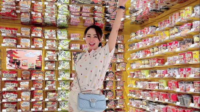 Stylish Abis! 10 Gaya Femmy Permatasari Belanja meski cuma ke Supermarket