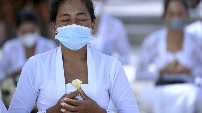 Umat Hindu mengikuti rangkaian ritual upacara "Aci Pakelem Hulu-Teben ring Panca Segara" di Pantai Kuta, Badung, Bali, Sabtu (7/8/2021). [ANTARA FOTO/Fikri Yusuf]