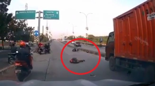 Pemotor terjatuh dan terpelanting dari motor tanpa adanya senggolan (Facebook)