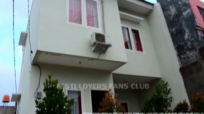 Potret rumah Lesti Kejora semasa SMA. (YouTube/Lesti Lovers Fans Club)