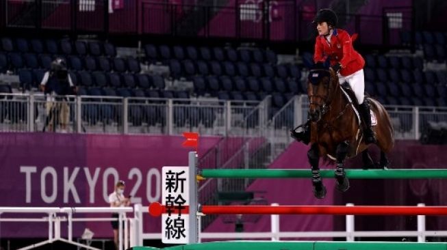 Atlet berkuda Amerika Serikat Jessica Springsteen yang merupakan putri musisi rock terkenal Bruce Springteen memenangkan medali perak nomor show jumping atau lompat rintang berkuda Olimpiade Tokyo 2020 di Equestrian Park, Tokyo, Jepang, 7 Agustus 2021. [AFP]