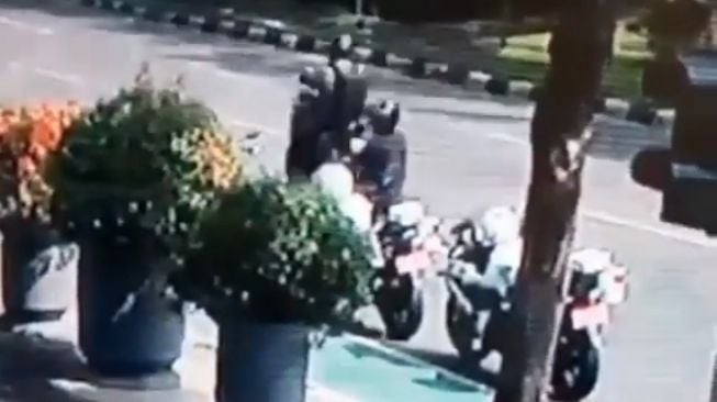 Pengendara Motor Curi Helm Anggota Dishub di Dekat Balai Kota DKI, Polisi Cek CCTV