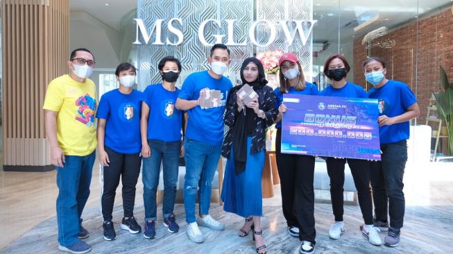 Pemilik Arema FC Putri, Shandy Purnamasari memberikan bonus uang Rp 200 juta dan perawatan kecantikan gratis selama setahun di MS Glow. [dokumentasi pribadi]