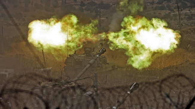 Howitzer self-propelled Israel menembak ke arah Lebanon dari posisi dekat kota Kiryat Shmona di Israel Utara, menyusul tembakan roket dari sisi perbatasan Lebanon, pada (6/8/2021). [JALAA MAREY / AFP]