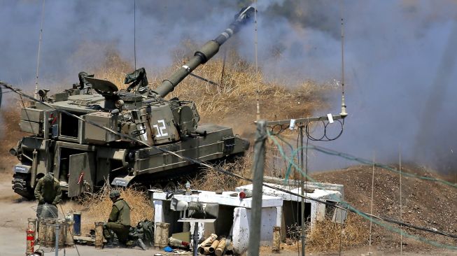 Howitzer self-propelled Israel menembak ke arah Lebanon dari posisi dekat kota Kiryat Shmona di Israel Utara, menyusul tembakan roket dari sisi perbatasan Lebanon, pada (6/8/2021). [JALAA MAREY / AFP]