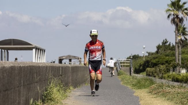 Ironman tertua di dunia Hiromu Inada (88) berlatih untuk Kejuaraan Dunia Ironman, perlombaan triathlon tahunan di Hawaii, di sebuah pantai di Inage, Chiba Prefektur, Jepang, pada (4/8/2021). [Yuki IWAMURA / AFP]