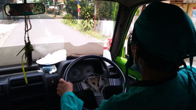 Tarko, seorang supir angkot yang menjadi relawan Covid-19 tingkat desa bersama ambulans dadakan di kediamannya Desa Karangnangka, Kecamatan Kedungbanteng, Kabupaten Banyumas, Sabtu (7/8/2021). Suara.com/Anang Firmansyah