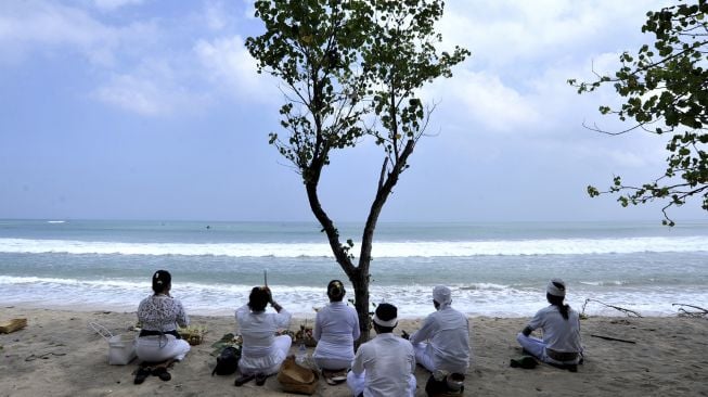 Umat Hindu mengikuti rangkaian ritual upacara "Aci Pakelem Hulu-Teben ring Panca Segara" di Pantai Kuta, Badung, Bali, Sabtu (7/8/2021). [ANTARA FOTO/Fikri Yusuf]