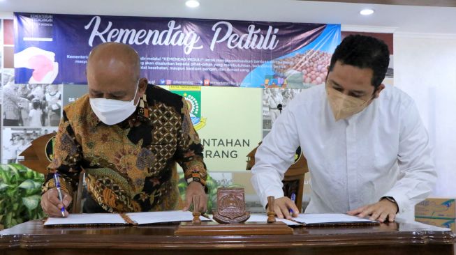 Wali Kota Tangerang dan Sekretaris Jenderal Kemendag Suhanto menandatangani berkas penerimaan dan penyerahan bantuan telur. [SuaraBanten.id/Muhammad Jehan Nurhakim]