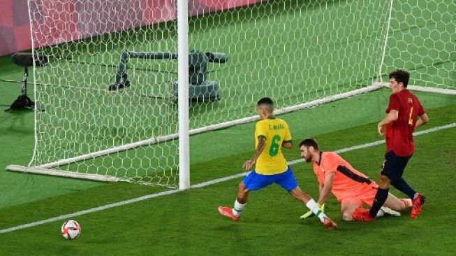 Kiper Spanyol Unai Simon menggagalkan peluang pemain Brasil dalam pertandingan final sepak bola putra Olimpiade Tokyo di Nissan Stadium, Sabtu (7/8/2021). [AFP]