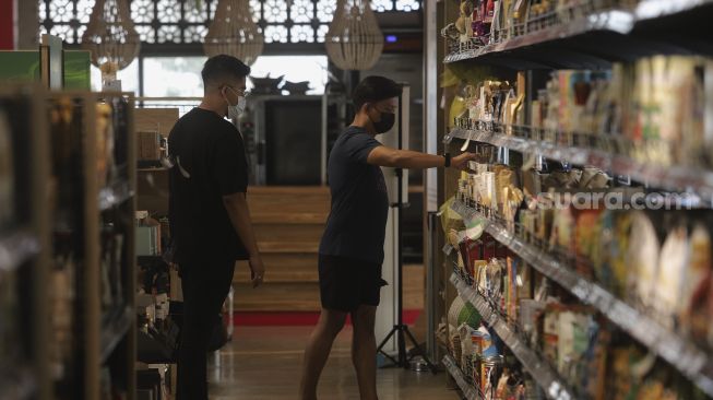 Pengunjung memilih produk Usaha Mikro, Kecil dan Menengah (UMKM) yang dijual di M Bloc Market, Jakarta, Sabtu (7/8/2021). [Suara.com/Angga Budhiyanto]