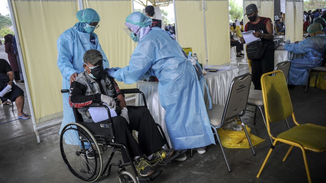 Penyandang disabilitas menerima vaksin COVID-19 di Gedung Bale Rame, Soreang, Kabupaten Bandung, Jawa Barat, Sabtu (7/8/2021). [ANTARA FOTO/Raisan Al Farisi]