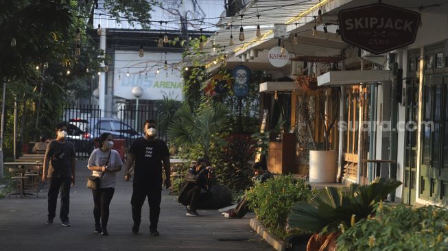 Pengunjung berjalan di area M Bloc Space, Jakarta, Sabtu (7/8/2021). [Suara.com/Angga Budhiyanto]