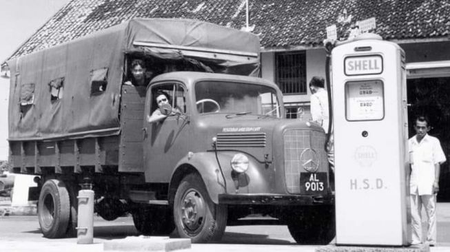 Potret truk zaman penjajahan saat sedang mengisi bahan bakar (Facebook)