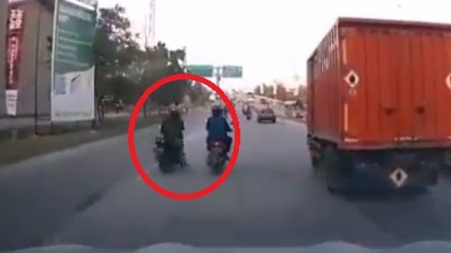 Heboh Pemotor Terlempar dari Motor Tanpa Senggolan dengan Pengendara Lain, Ngeri!