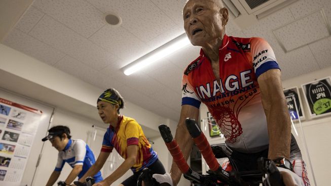 Ironman tertua di dunia Hiromu Inada (88) berlatih untuk Kejuaraan Dunia Ironman, perlombaan triathlon tahunan di Hawaii, di Inage International Triathlon Club, Inage, Chiba Prefektur, Jepang, pada (4/8/2021). [Yuki IWAMURA / AFP]