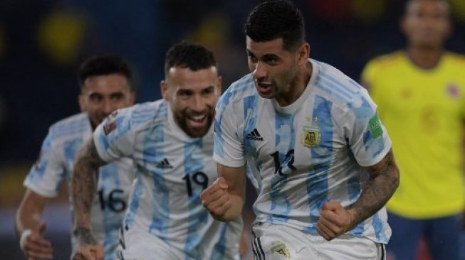 Pemain Argentina Cristian Romero merayakan golnya ke gawang  Kolombia saat pertandingan sepak bola kualifikasi Amerika Selatan untuk Piala Dunia FIFA Qatar 2022 di Stadion Metropolitan Roberto Melendez di Barranquilla, Kolombia, pada 8 Juni 2021.Raul ARBOLEDA / AFP