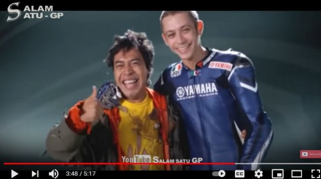 Potret Komeng bareng Valentino Rossi [Youtube]