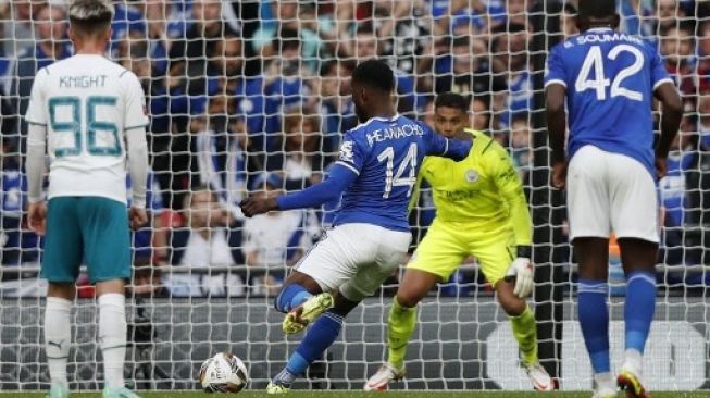 Pemain Leicester City Kelechi Iheanacho menjebol gawang Manchester City lewat titik penalti di pertandingan Community Shield yang digelar di Stadion Wembley, Sabtu (7/8/2021). [AFP]