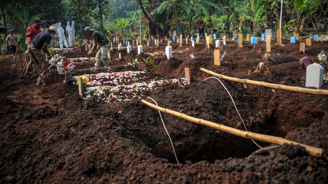 Petugas menggali liang lahat di lahan baru pemakaman khusus COVID-19 di TPU Kihafit, Leuwigajah, Cimahi, Jawa Barat, Minggu (8/8/2021).  ANTARA FOTO/Raisan Al Faris