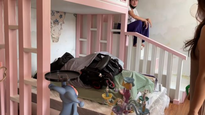 Potret kamar Zunaira anak Syahnaz. (YouTube/Niz Naz Channel)