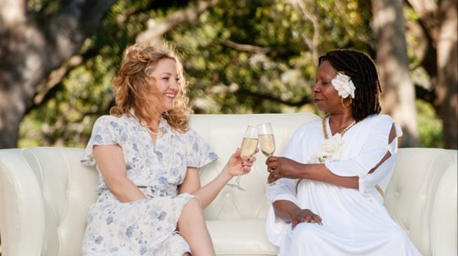 Kate Hudson dan Whoopie Goldberg. [IMDb]