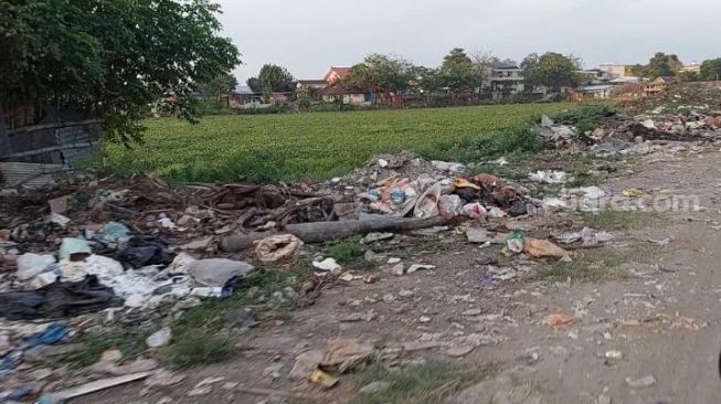 Sampah di kawasan Benteng Somba Opu Kelurahan Benteng Somba Opu, Kecamatan Barombong, Kabupaten Gowa, Sulawesi Selatan. Suasana direkam, Sabtu 8 Agustus 2021 [SuaraSulsel.id / Lorensia Clara Tambing]