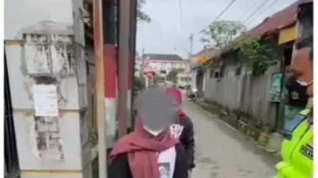 MH saat klarifikasi dan diminta Brigpol Bambang Harianto untuk melihat lokasi serta rambu yang tertera ialah permanen. [Suara.com/Apriskian Tauda Parulian]