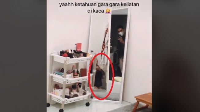 Aksi istri ngerjain suami gagal gara-gara cermin (tiktok)