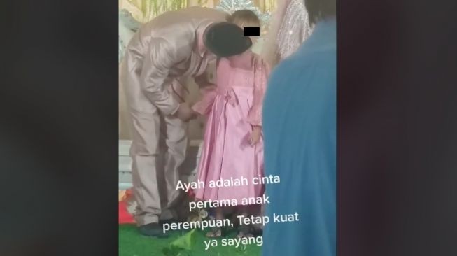 Gadis kecil hadiri pernikahan ayah (tiktok)