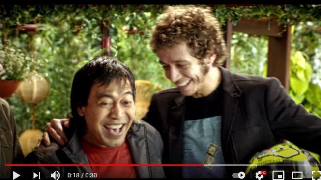 Potret Komeng bareng Valentino Rossi [Youtube]
