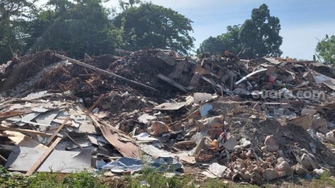 Sampah di kawasan Benteng Somba Opu Kelurahan Benteng Somba Opu, Kecamatan Barombong, Kabupaten Gowa, Sulawesi Selatan. Suasana direkam, Sabtu 8 Agustus 2021 [SuaraSulsel.id / Lorensia Clara Tambing]