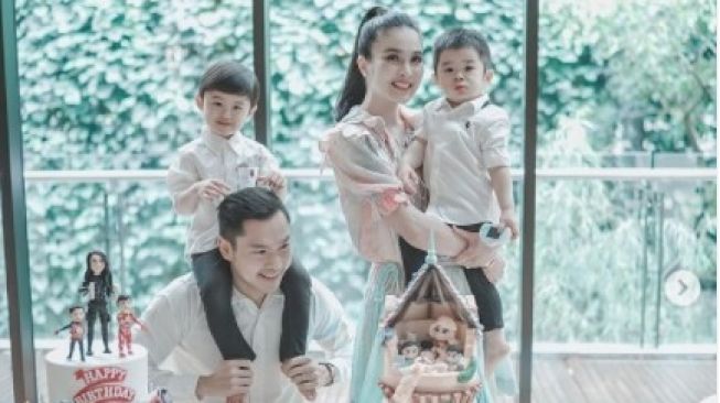 Pose Sandra Dewi bikin salah fokus (Instagram)