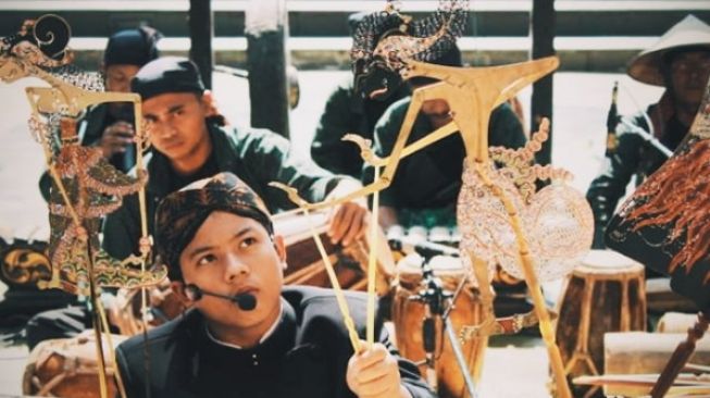 9 Pesona Adam Gifari Anak Rhoma Irama, Calon Dalang dan Pecinta Budaya Jawa