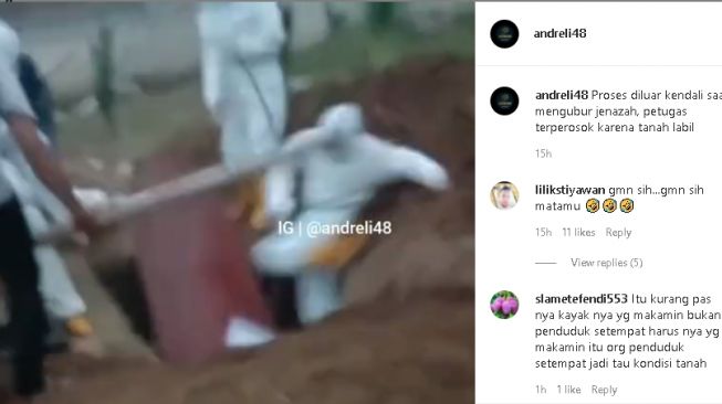Petugas berpakaian APD terperosok ke liang lahat saat makamkan jenazah (instagram)
