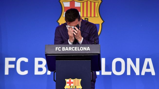Mantan Penyerang Barcelona Lionel Messi menangis saat konferensi pers di stadion Camp Nou, Barcelona, Spanyol, Minggu (8/9).  [Pau BARRENA / AFP]