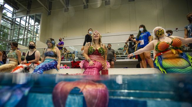 Putri duyung berenang selama MerMagic Con di Freedom Aquatic Center di Manassas, Virginia pada 7 Agustus 2021.  [AFP Photo]