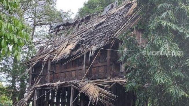 Rumah adat tidak terawat di kawasan Benteng Somba Opu Kelurahan Benteng Somba Opu, Kecamatan Barombong, Kabupaten Gowa, Sulawesi Selatan. Suasana direkam, Sabtu 8 Agustus 2021 [SuaraSulsel.id / Lorensia Clara Tambing]
