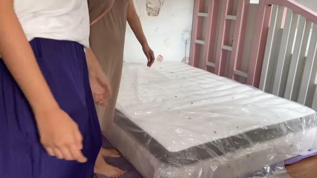 Potret kamar Zunaira anak Syahnaz. (YouTube/Niz Naz Channel)