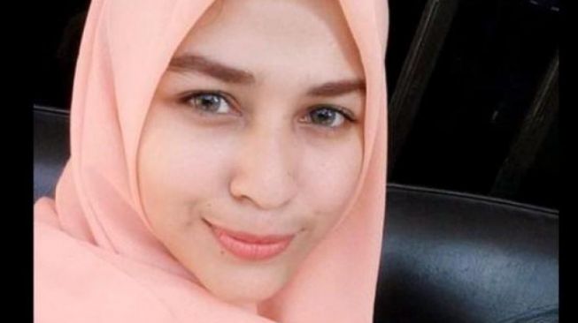 Jarang Tersorot, 8 Potret Mona Rizqia Mubarak Putri Cantik Pelawak Kadir
