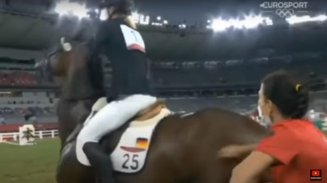 Kim Raisner (kanan) terekam meninju kuda saat Olimpiade Tokyo 2020.[YouTube]