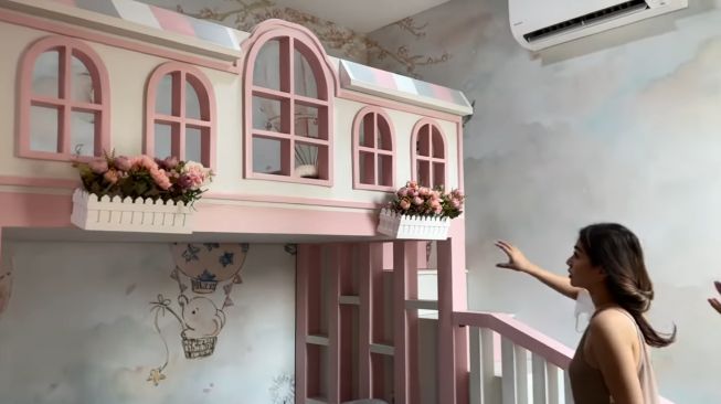 Potret kamar Zunaira anak Syahnaz. (YouTube/Niz Naz Channel)